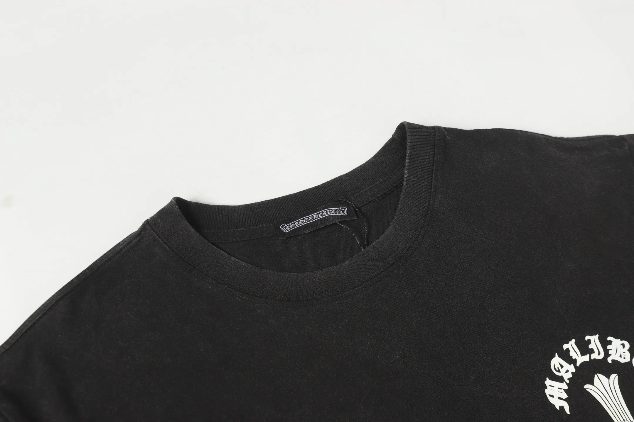 🅿️180 Chrome hearte/Chrome heart ch 25ss early spring new Sanskrit logo washed T-shirt short sleeves. A must-have item for daily commuting for men and women in light luxury. The correct version is welcome to compare. Detailed features ·280g 100% cotton double yarn jersey fabric ·Special thickened 32 pieces of double-strand 1x1 thread in the same vat ·Double-needle cross-stitch technology ·Original main mark washed hangtag COLOUR: Washed black SIZE：xs-l